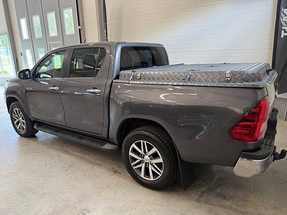 Toyota HiLux 2 of 5