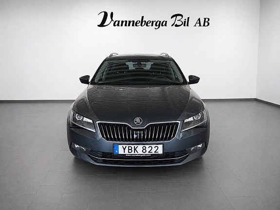 Skoda Superb 2 of 9