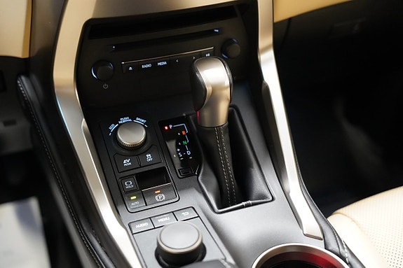 Lexus NX300h 14 of 22