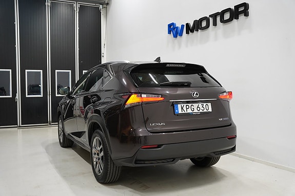 Lexus NX300h 4 of 5