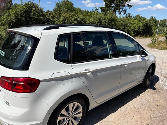 Volkswagen Golf Sportsvan 2 of 5