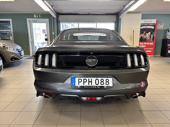 Ford Mustang 3 of 5