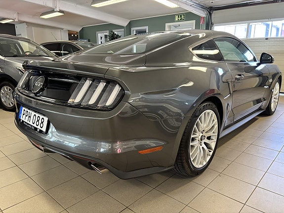 Ford Mustang 4 of 5