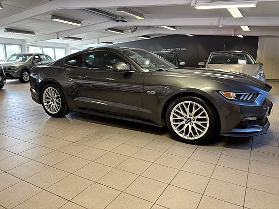 Ford Mustang 2 of 5