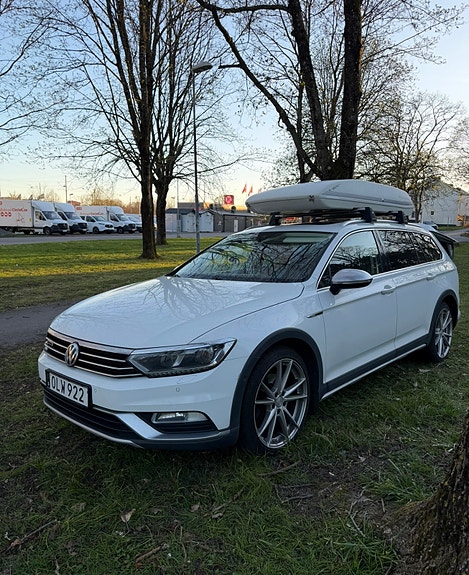 Volkswagen Passat Alltrack 2 of 3