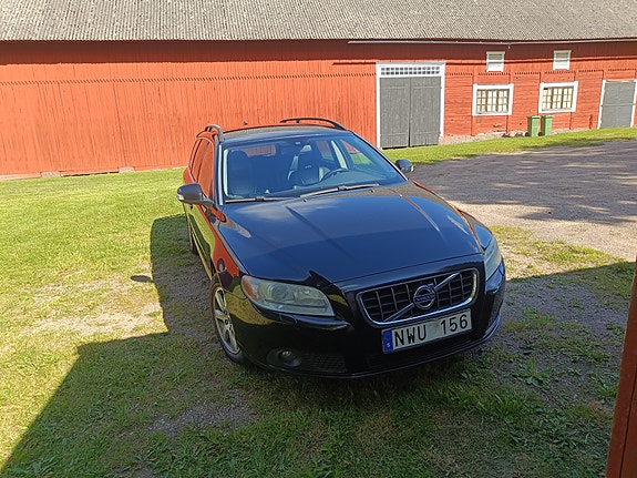 Volvo V70 2 of 5