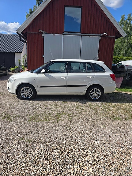 Skoda Fabia 2 of 5