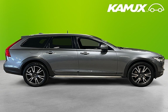 Volvo V90 Cross Country 2 of 5