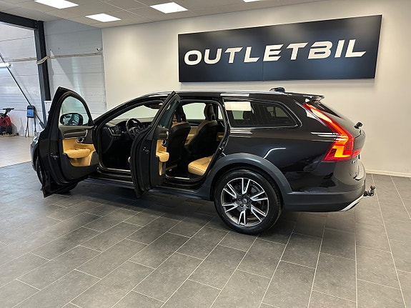 Volvo V90 Cross Country 3 of 5