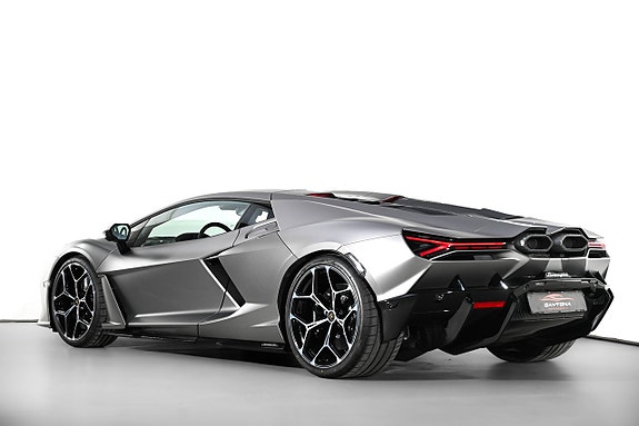 Lamborghini Revuelto 3 of 5