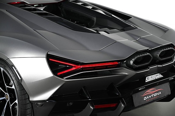 Lamborghini Revuelto 11 of 27