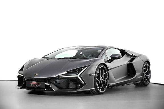 Lamborghini Revuelto 4 of 5