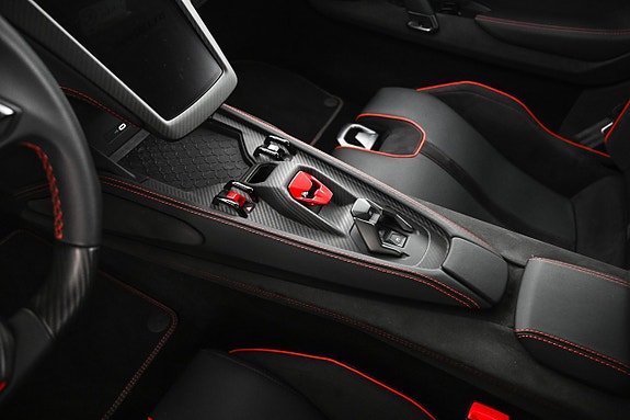 Lamborghini Revuelto 22 of 27