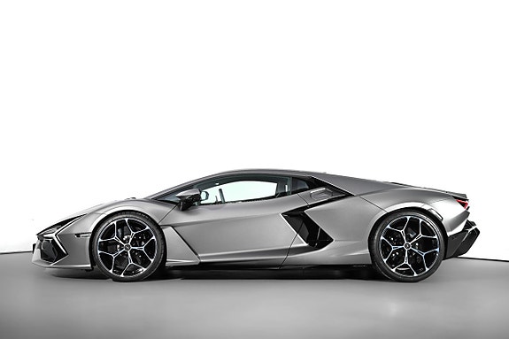 Lamborghini Revuelto 2 of 5