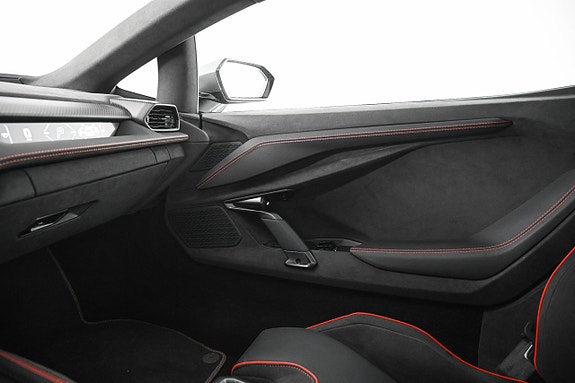 Lamborghini Revuelto 27 of 27