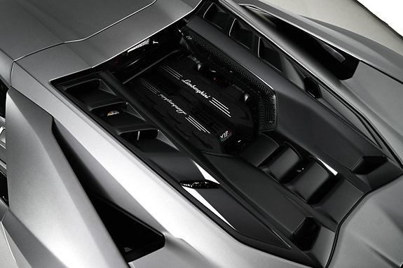 Lamborghini Revuelto 13 of 27