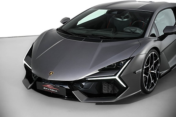 Lamborghini Revuelto 6 of 27