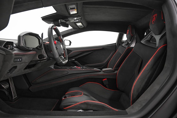 Lamborghini Revuelto 16 of 27