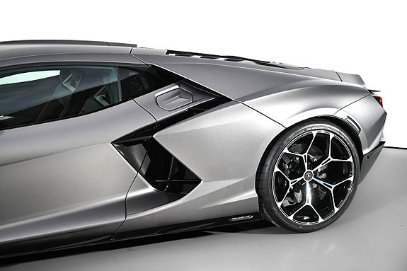 Lamborghini Revuelto 8 of 27
