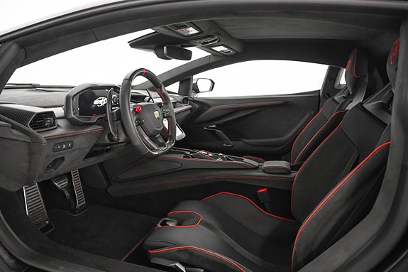 Lamborghini Revuelto 15 of 27