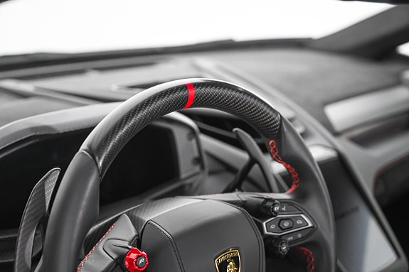 Lamborghini Revuelto 20 of 27