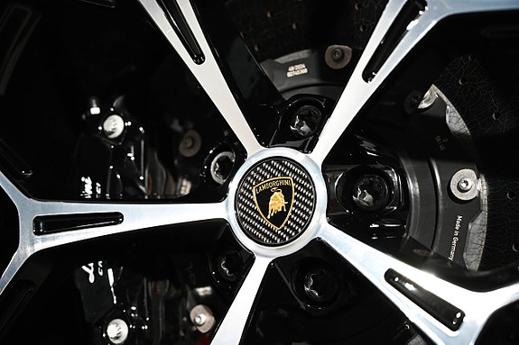 Lamborghini Revuelto 10 of 27