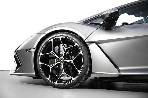 Lamborghini Revuelto 9 of 27