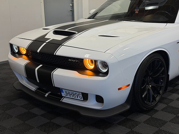 Dodge Challenger 4 of 5