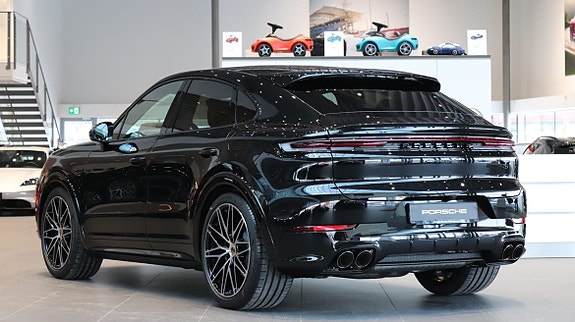 Porsche Cayenne 2 of 5