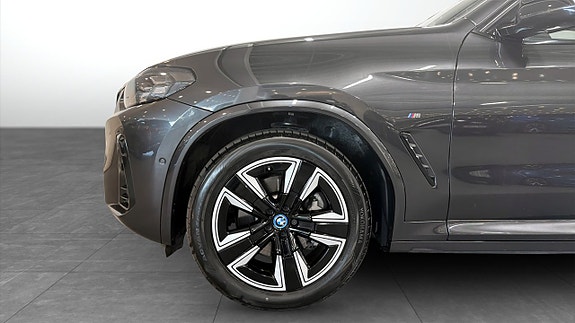 BMW iX3 9 of 15