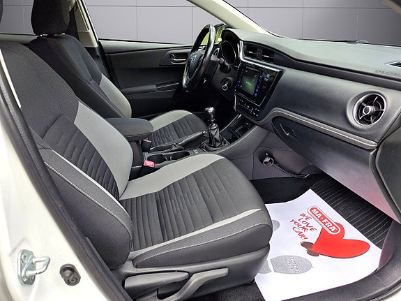Toyota Auris 12 of 21
