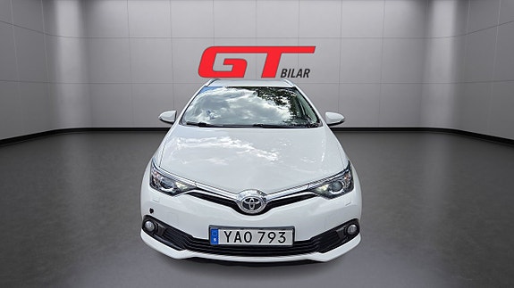 Toyota Auris 2 of 5