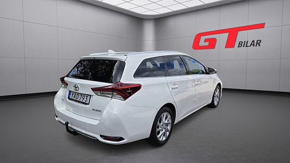 Toyota Auris 8 of 21
