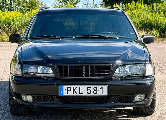 Volvo V70 2 of 5