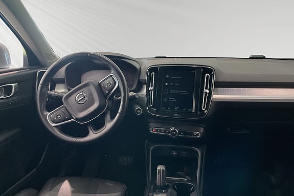 Volvo XC40 3 of 5