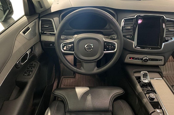 Volvo XC90 10 of 30