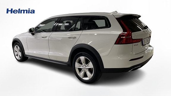 Volvo V60 Cross Country 2 of 5