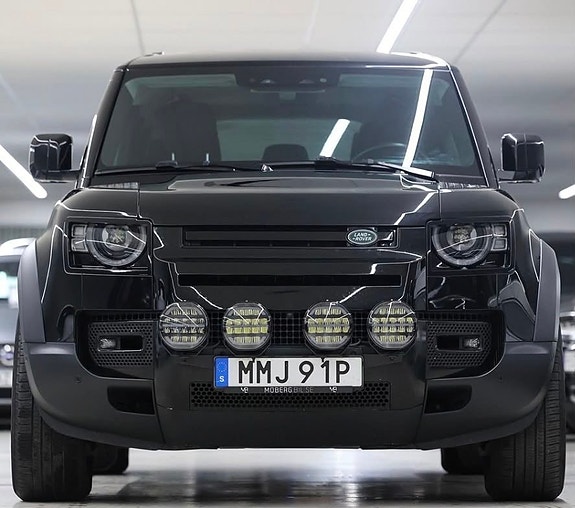 Land Rover Defender 110 4 of 5