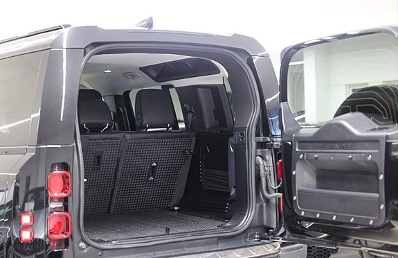Land Rover Defender 110 6 of 10