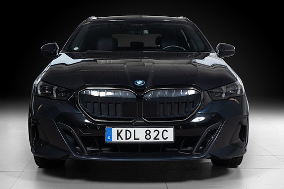 BMW 530e 4 of 5