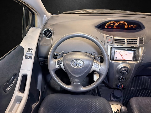 Toyota Yaris 13 of 19