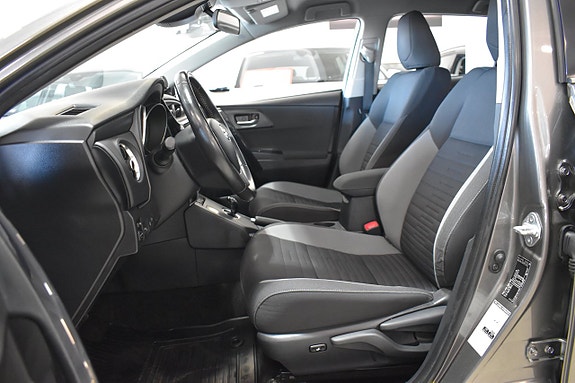 Toyota Auris 7 of 19