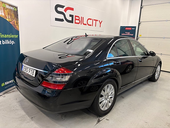 Mercedes-Benz S320 8 of 30