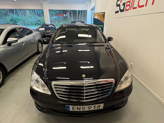 Mercedes-Benz S320 3 of 5