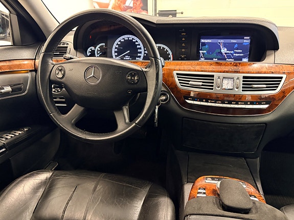 Mercedes-Benz S320 23 of 30