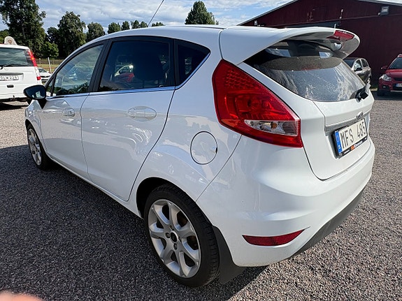 Ford Fiesta 4 of 5