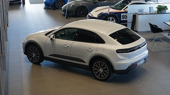 Porsche Macan 4 3 of 5