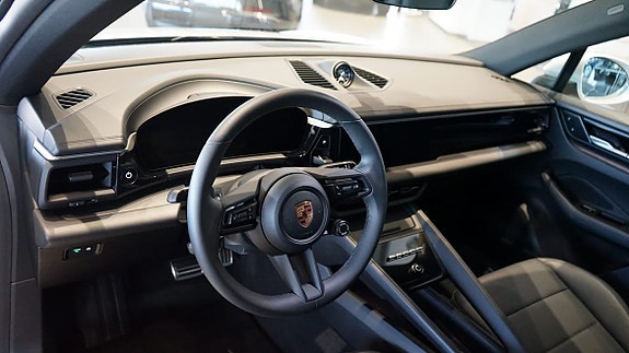 Porsche Macan 4 4 of 5