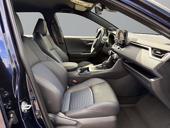 Toyota RAV4 8 of 27
