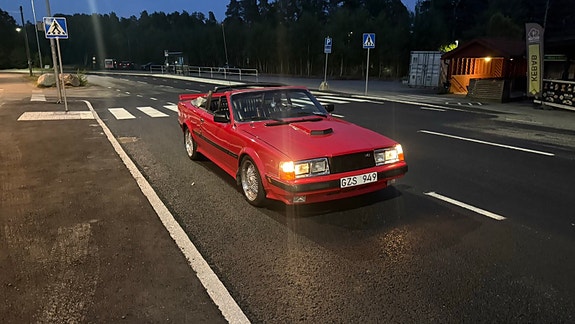 Volvo 242 2 of 5